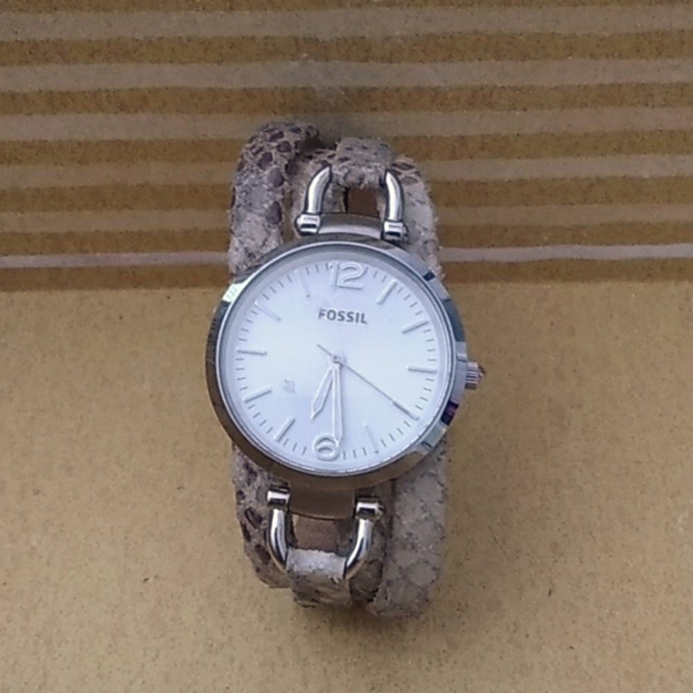 FOSSIL WATCH NEEDS A BATTERY ADJUSTABLE WRISTBAND